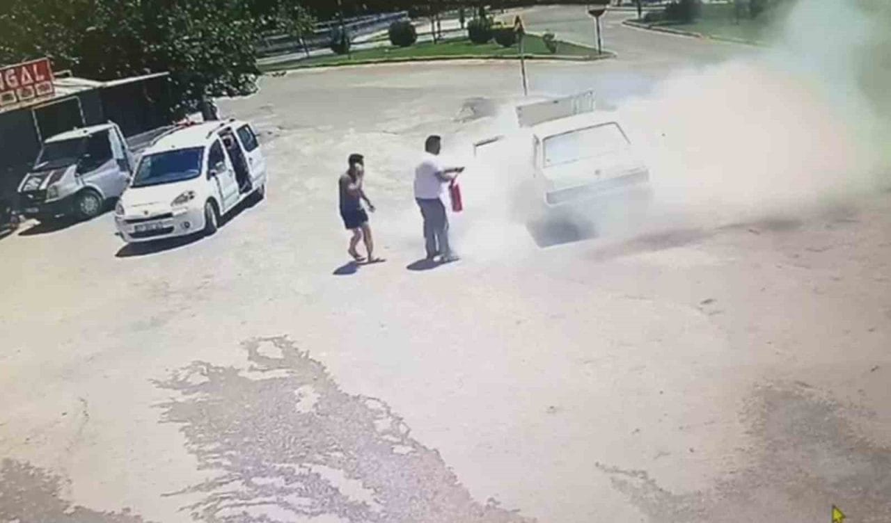 Antalya’nın Serik ilçesinde Tofaş marka otomobilde çıkan yangın esnasında aracın