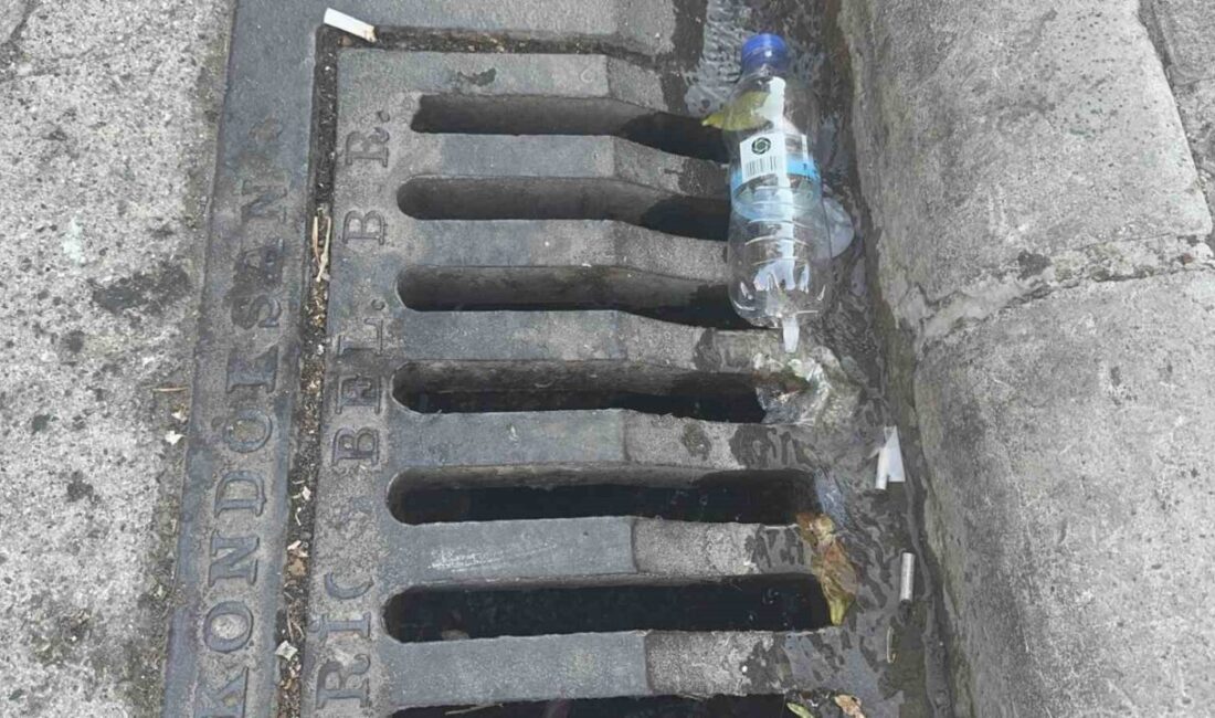 Muğla’nın Marmaris ilçesi Tepe Mahallesi’nde patlamış su borusundan 5 gündür