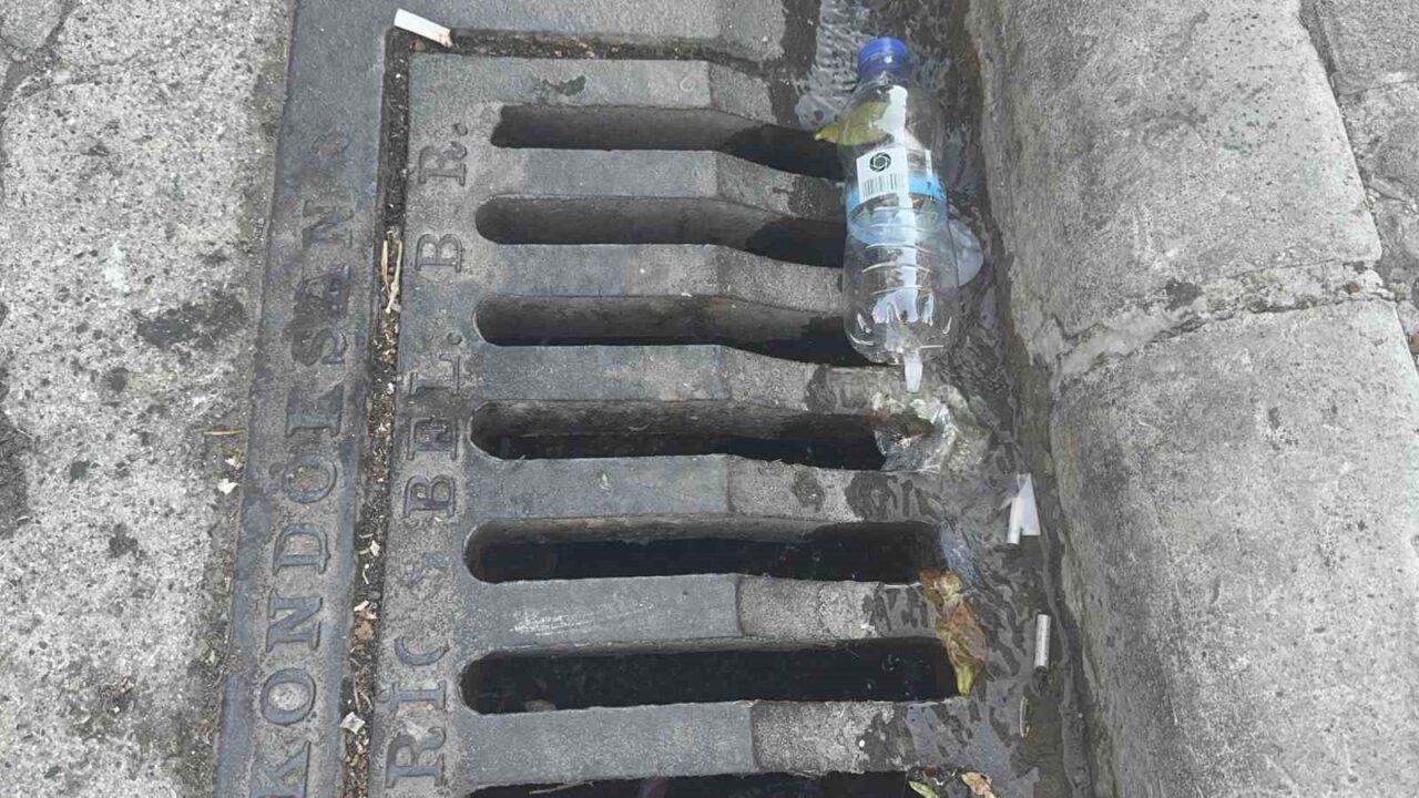 Muğla’nın Marmaris ilçesi Tepe Mahallesi’nde patlamış su borusundan 5 gündür