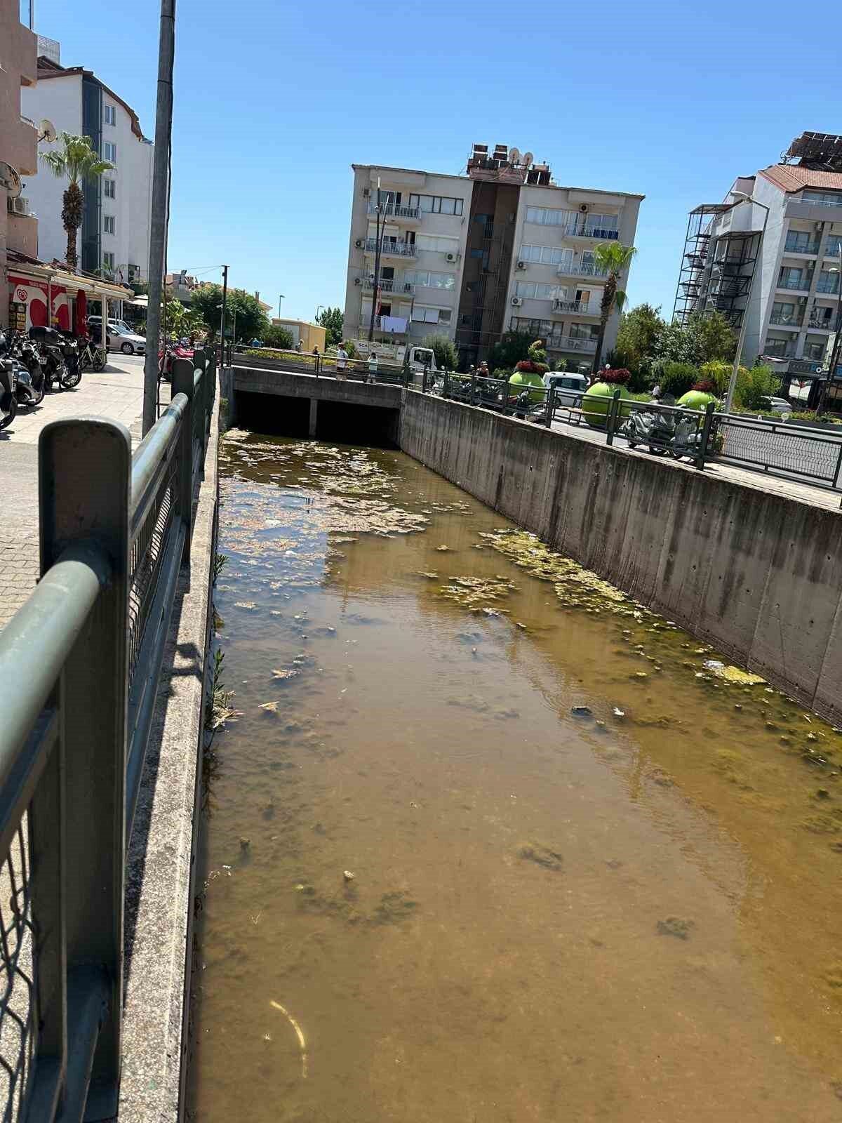 Muğla’nın Marmaris ilçesi Siteler Mahallesi’nde bulunan dere, hem kötü kokusu