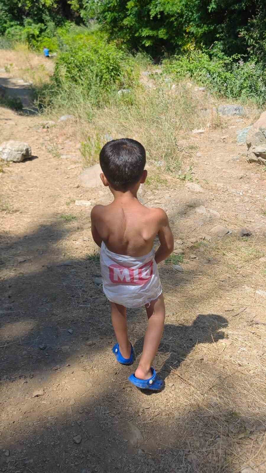 Elazığ’ın Palu ilçesinde sıcak havalardan bunalan bir çocuk, mayosu olmadığı