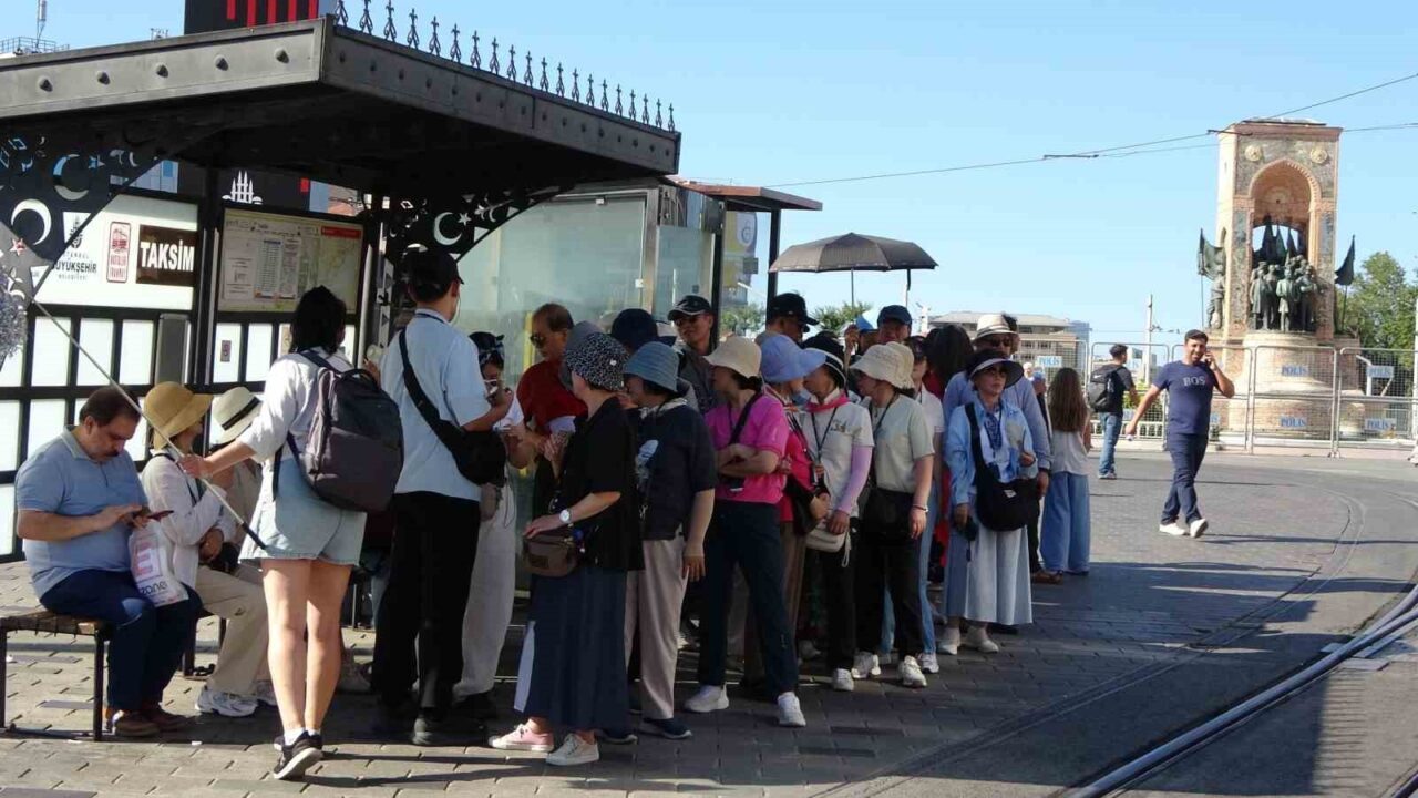 İstanbul’da etkili olan sıcak hava vatandaşları bunalttı. Taksim’de sıcaktan bunalan