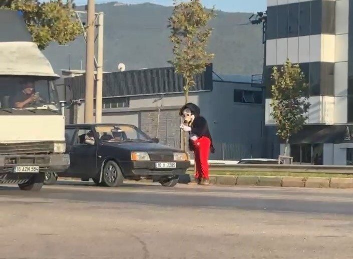 Bursa’da trafik lambalarında elinde mendillerle Miki Fare’yi görenler, gözlerine inanamadı.