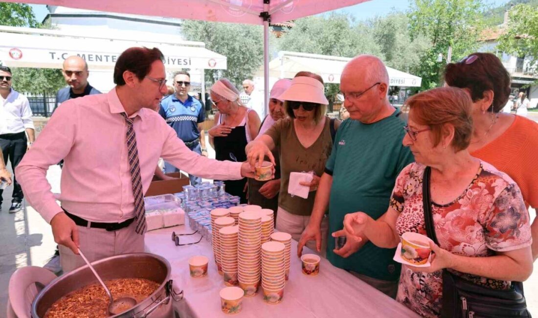 Menteşe Belediyesi, Muharrem ayı dolayısıyla Kurşunlu Camii Meydanı’nda vatandaşlara aşure