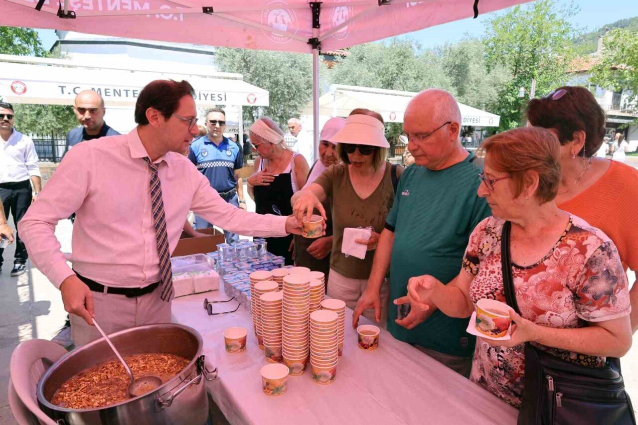 Menteşe Belediyesi, Muharrem ayı dolayısıyla Kurşunlu Camii Meydanı’nda vatandaşlara aşure
