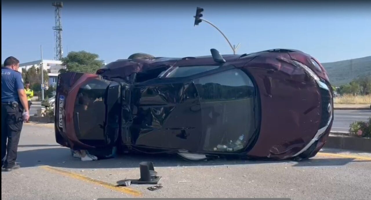 Muğla’nın Menteşe ilçesi Atatürk Bulvarı ışıklarında meydana gelen trafik kazasında