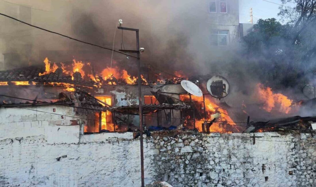 Muğla’nın Menteşe ilçesi Karamehmet Mahallesinde saat 19.00 sıralarında ahşap çatılı
