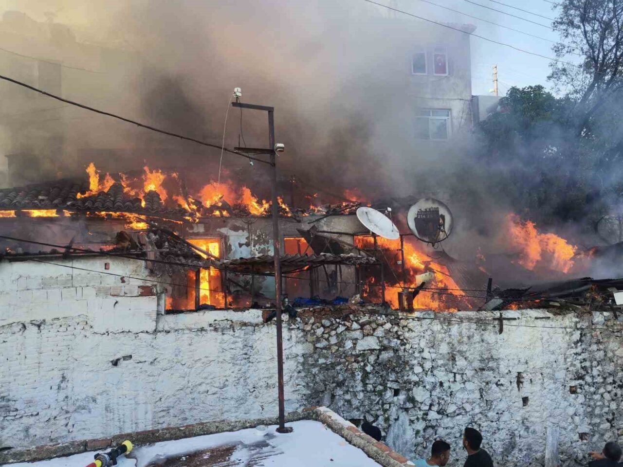 Muğla’nın Menteşe ilçesi Karamehmet Mahallesinde saat 19.00 sıralarında ahşap çatılı