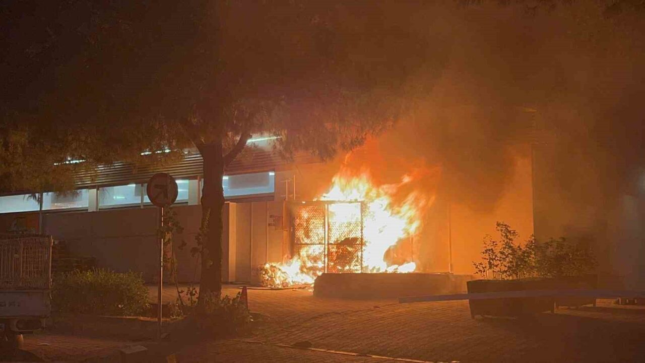 Muğla’nın Menteşe ilçesinde bir marketin önündeki geri dönüşüm kutusu, iddiaya