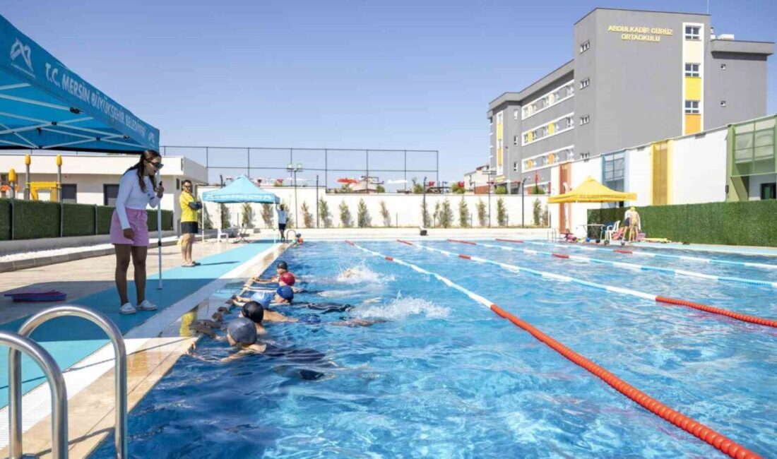 Mersin Büyükşehir Belediyesi, her yaş grubuna hitap eden ücretsiz yüzme
