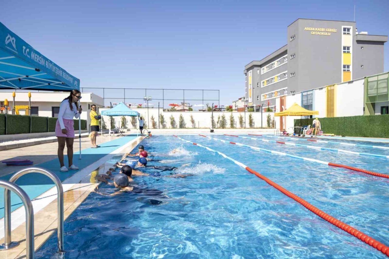 Mersin Büyükşehir Belediyesi, her yaş grubuna hitap eden ücretsiz yüzme