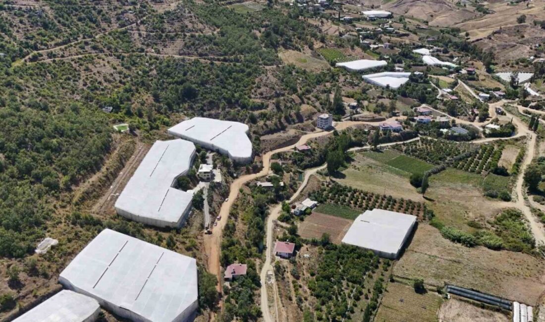 Mersin Büyükşehir Belediyesi, Anamur Gercebahşiş Mahallesi’nde yıllardır çözüm bekleyen yol