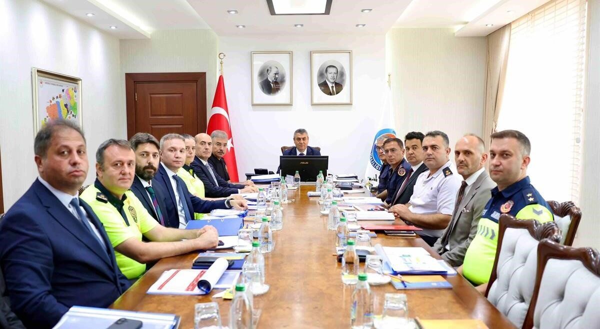 Mersin Valisi Atilla Toros başkanlığında Asayiş Değerlendirme Toplantısı yapıldı. Toplantıda,