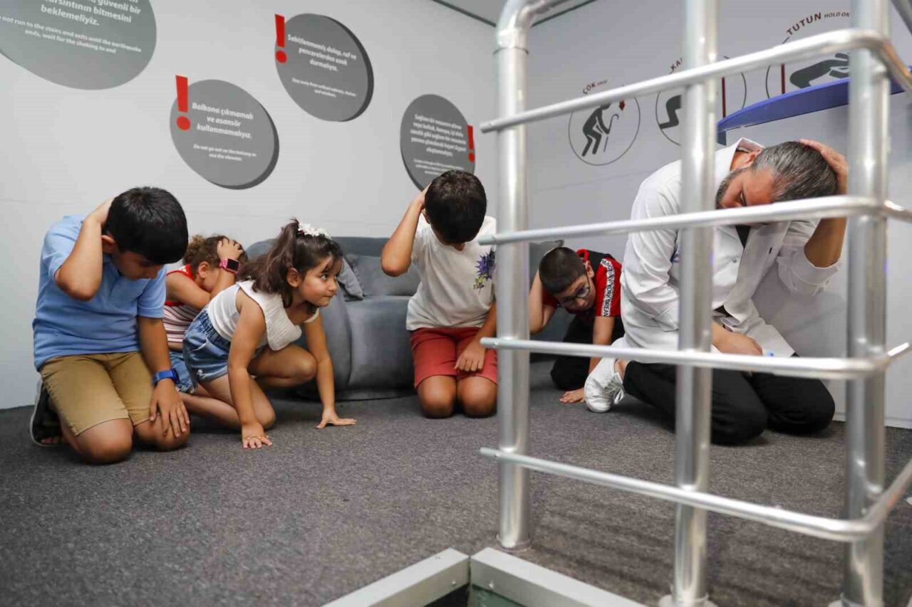 Mersin Büyükşehir Belediyesi, çocuklara küçük yaşta afet bilinci kazandırmak amacıyla