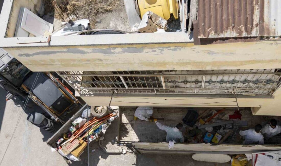 Mersin’de halk sağlığını tehdit eden çöp ev, ekiplerin müdahalesiyle temizlendi.