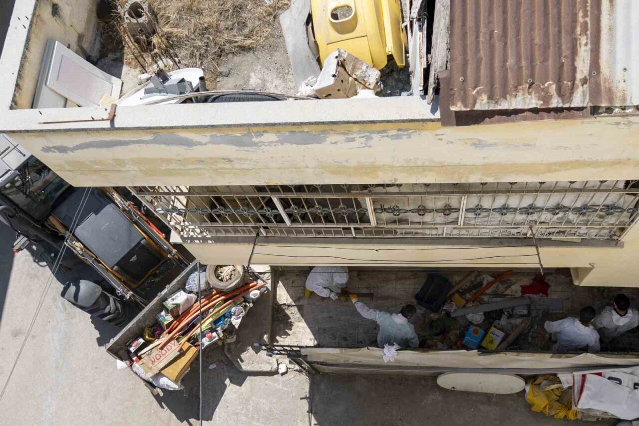 Mersin’de halk sağlığını tehdit eden çöp ev, ekiplerin müdahalesiyle temizlendi.