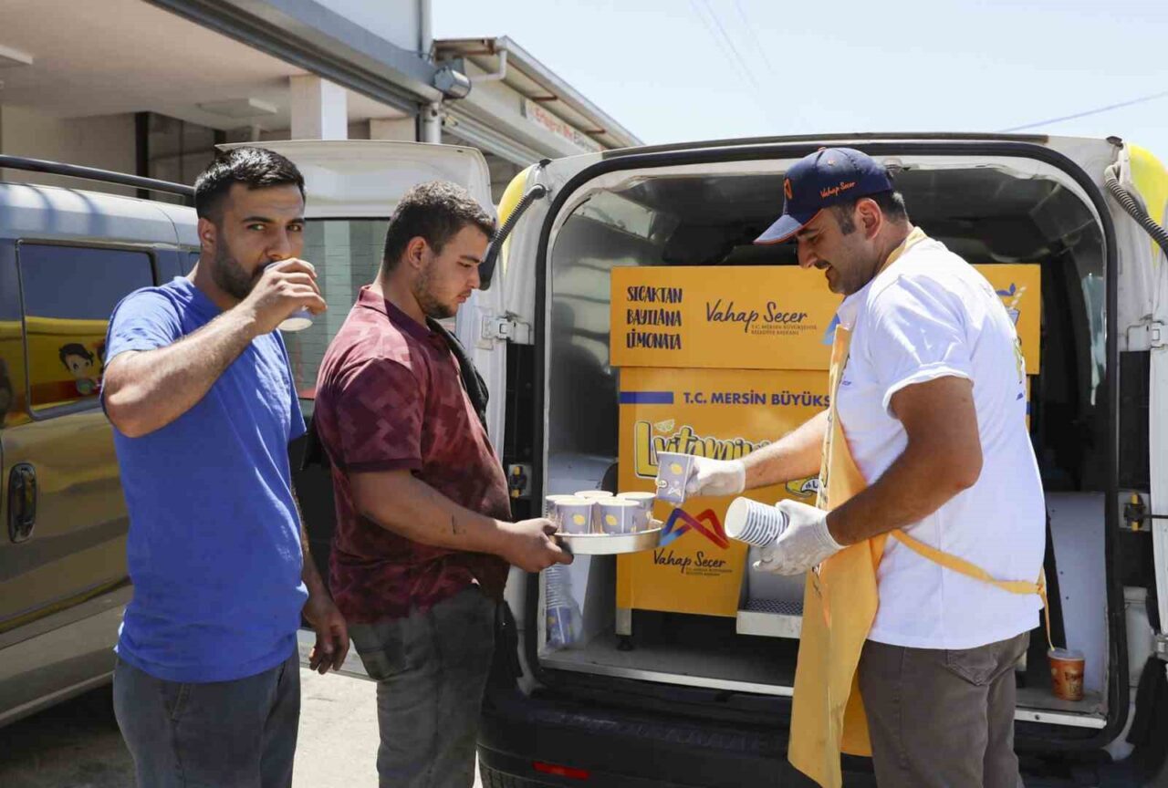 Mersin Büyükşehir Belediyesi, yaz sıcaklarında emekçilerin yanında olmaya devam ediyor.