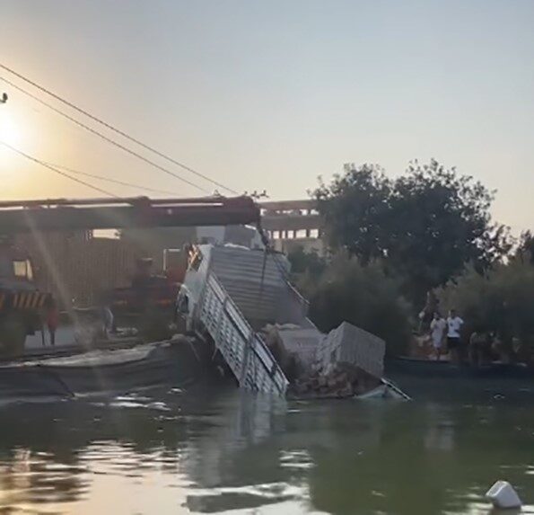 Mersin’in Erdemli ilçesinde freni patlayan kamyon, yol kenarındaki sulama havuzuna