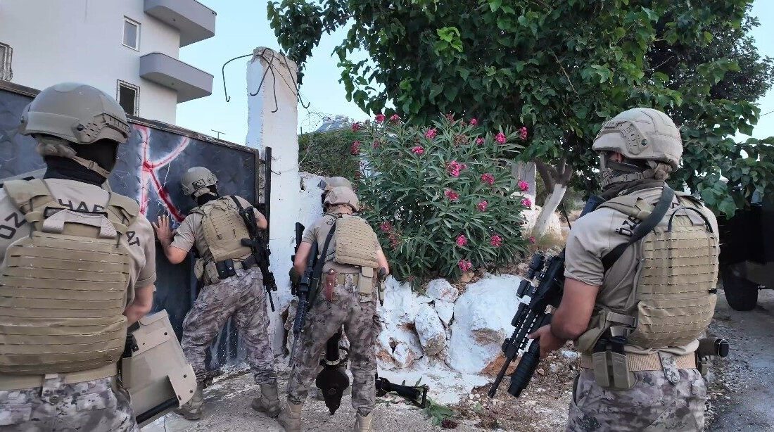 Mersin’in Erdemli ilçesi Kızkalesi mevkiinde, fuhuş suçuna yönelik düzenlenen özel