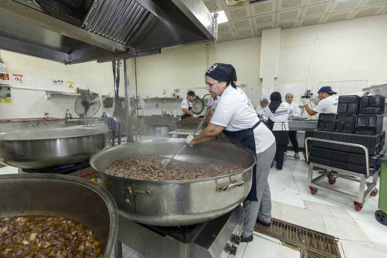 Mersin Büyükşehir Belediyesi, aşhaneler aracılığıyla yaşlı, hasta, engelli ve yemek