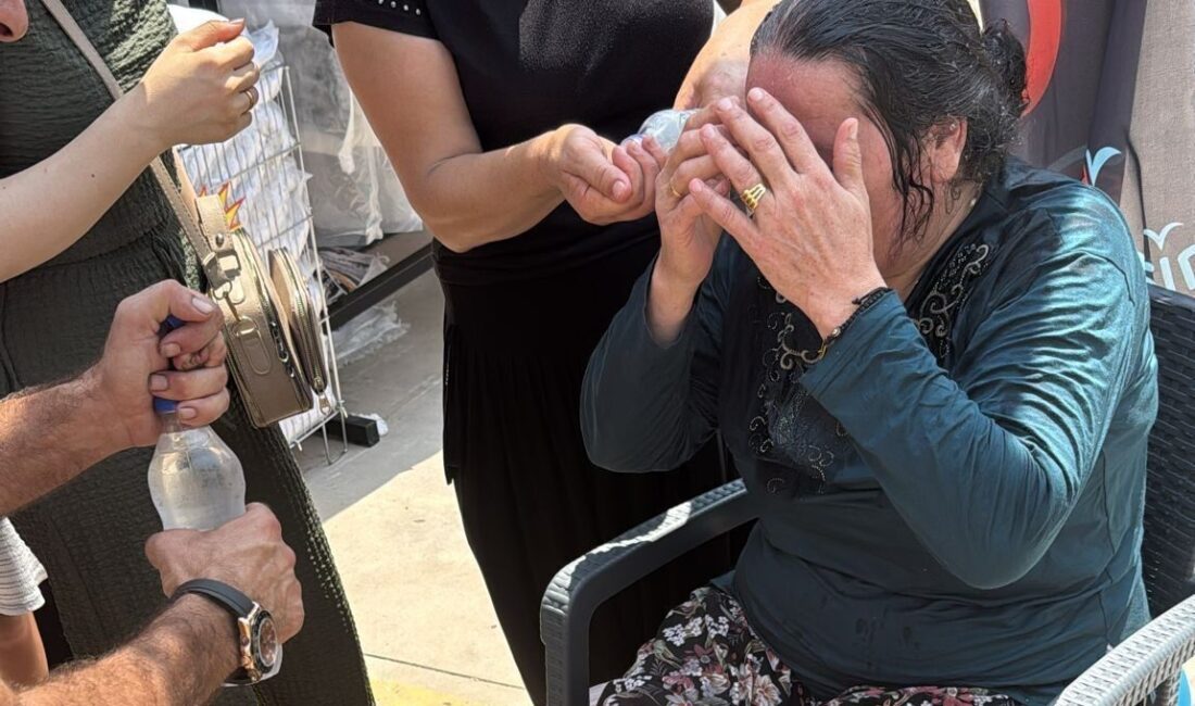 Mersin’in merkez Mezitli ilçesinde bir zücaciye mağazasının açılışında ucuz ürün