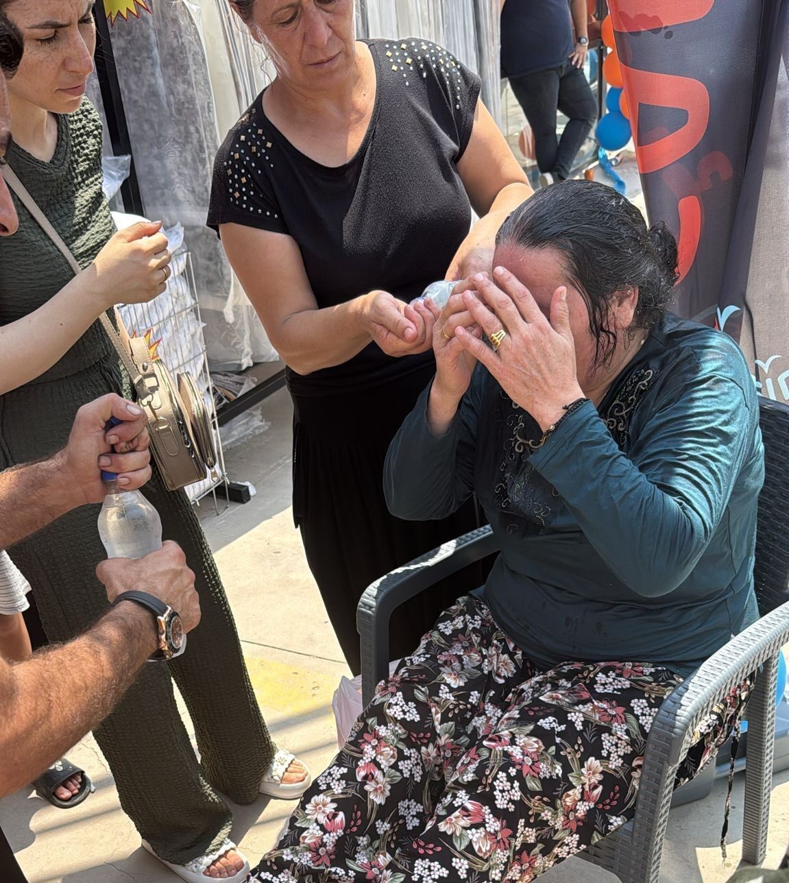 Mersin’in merkez Mezitli ilçesinde bir zücaciye mağazasının açılışında ucuz ürün