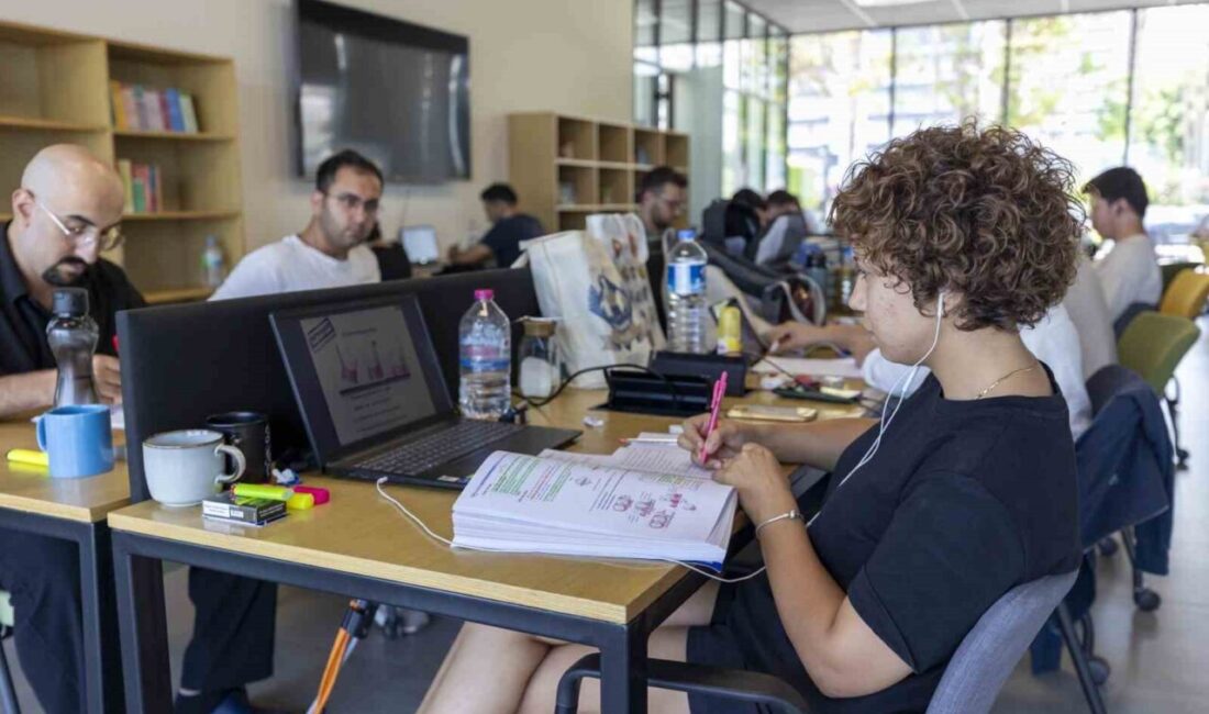 Mersin Büyükşehir Belediyesi, eğitime olan desteğini yaz döneminde de sürdürüyor.