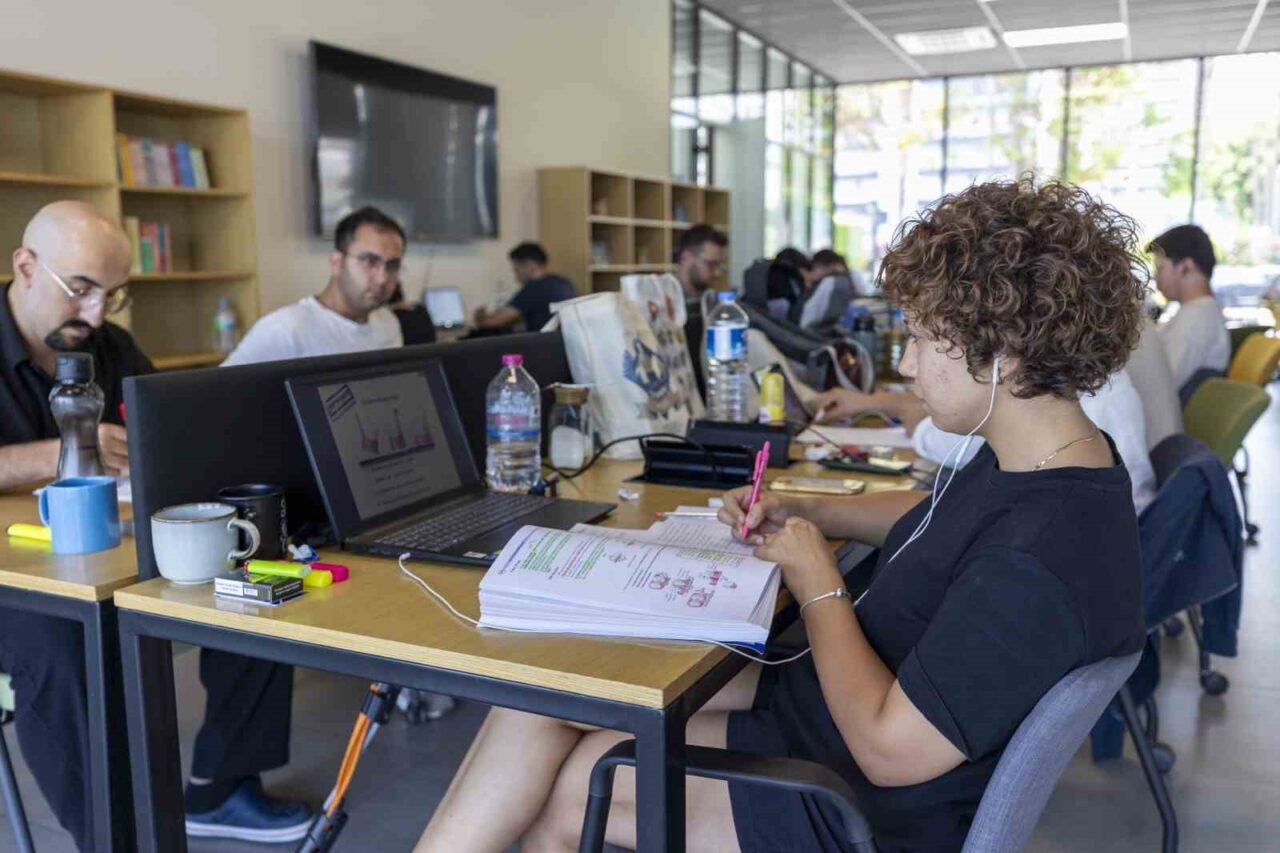 Mersin Büyükşehir Belediyesi, eğitime olan desteğini yaz döneminde de sürdürüyor.