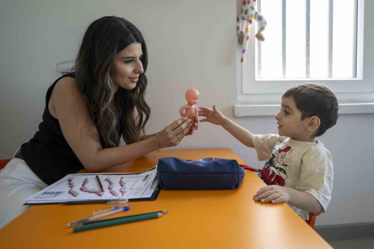 Mersin Büyükşehir Belediyesi Otizm Aile Danışma Merkezi’nde, otizmli bireylerin gelişimi