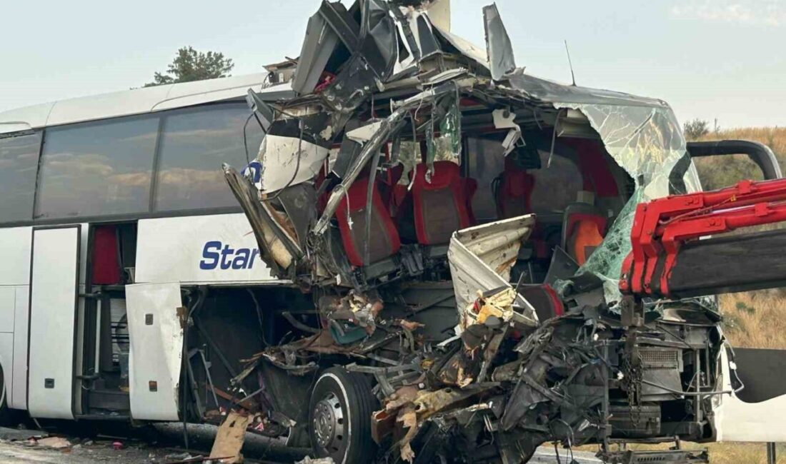 Mersin’de otoyolda otobüs ile tırın çarpışması sonucu meydana gelen kazada