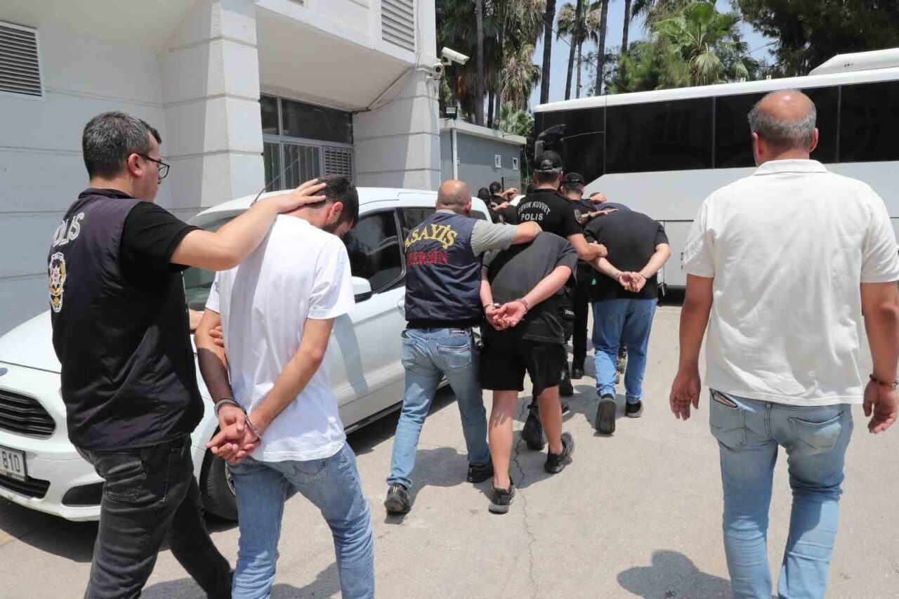 Mersin’de bir restoranda müşteriler ile işletme sahipleri arasında müzik meselesinden