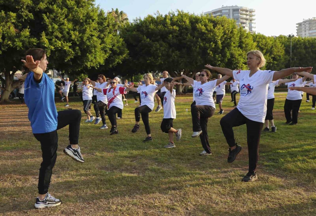 Mersin Büyükşehir Belediyesinin ‘Harekete Devam’ projesi kapsamında düzenlenen sabah sporları,
