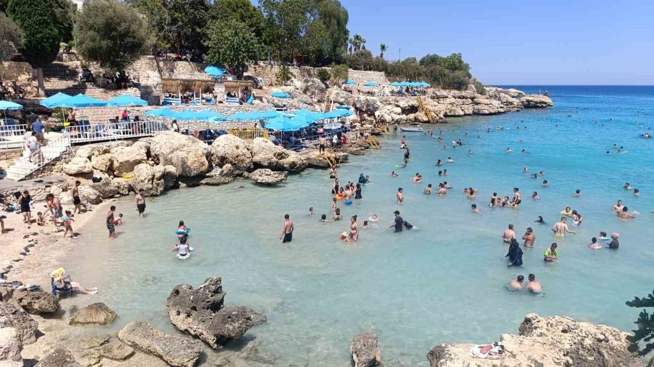 Sıcak havanın etkisini sürdürdüğü Mersin’de vatandaşlar Silifke ilçesindeki sahillerde yoğunluk