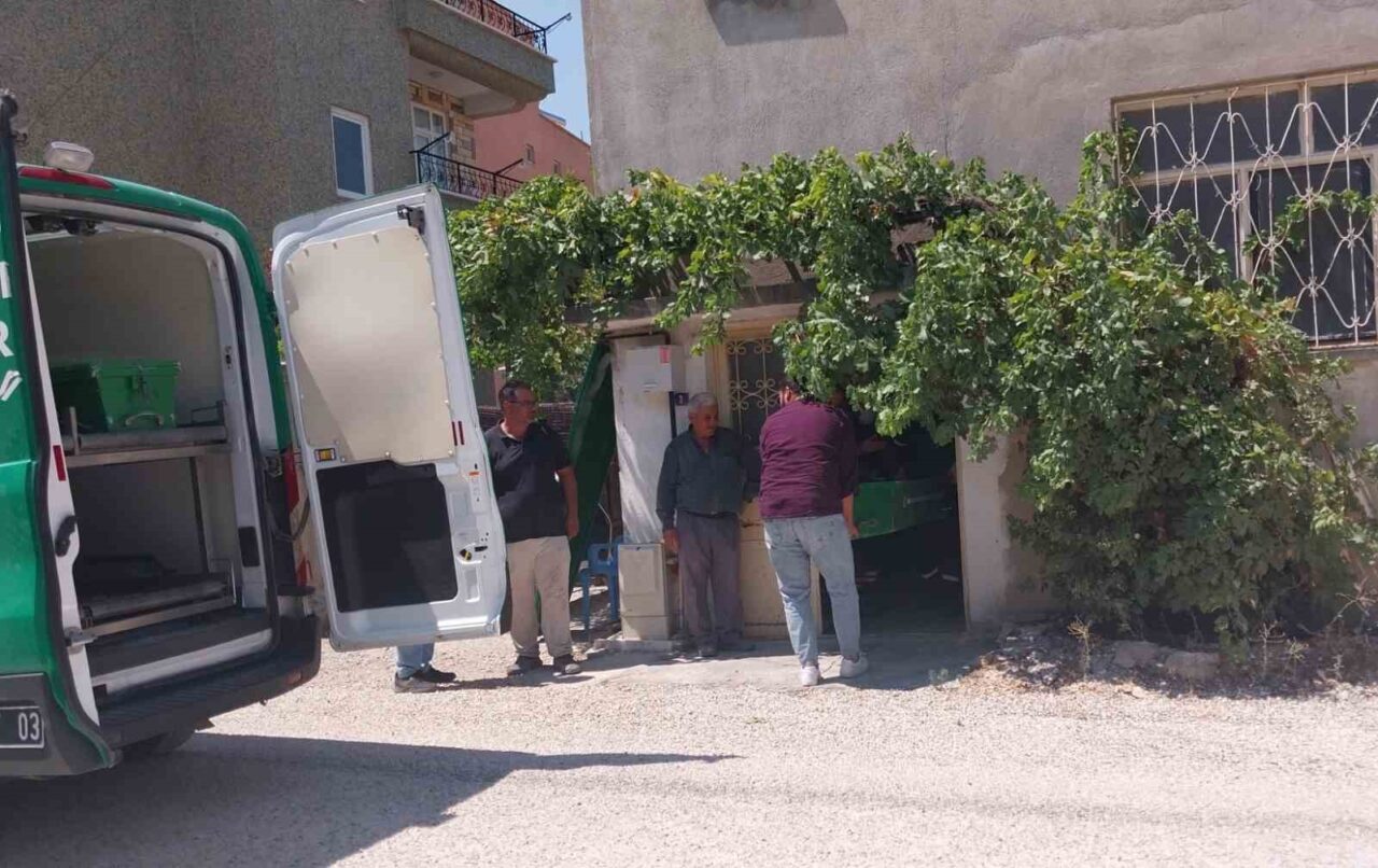 Mersin’in Mut ilçesinde şizofren hastası olduğu belirtilen şahıs, annesini bıçaklayarak