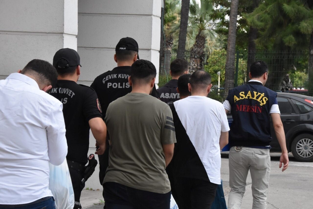 Mersin’de polis ekiplerince dolandırıcılık faaliyetleri yürüten suç örgütüne yönelik gerçekleştirilen