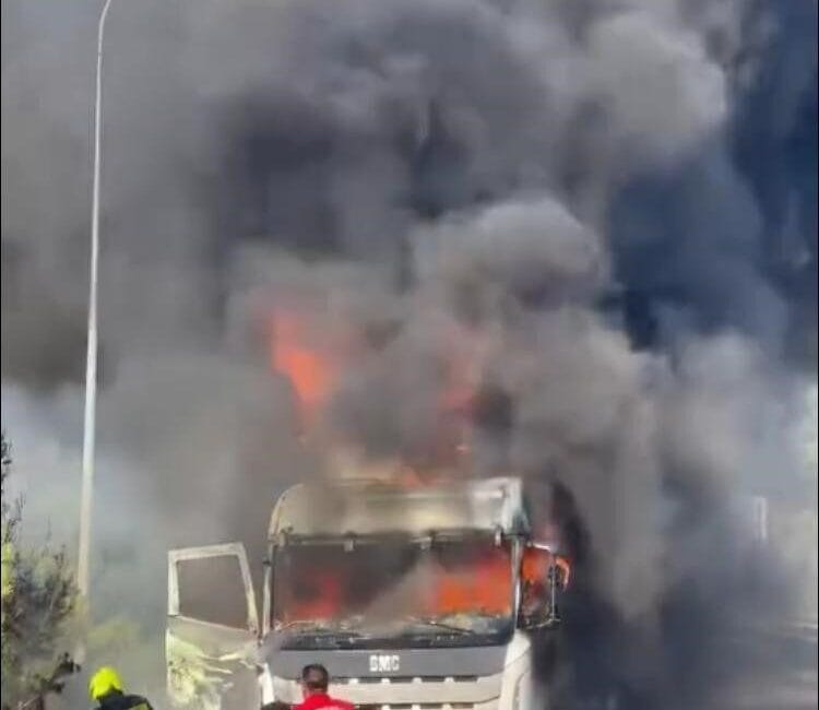 Mersin’de seyir helindeki tırda yangın çıktı, alevlere itfaiye ve orman