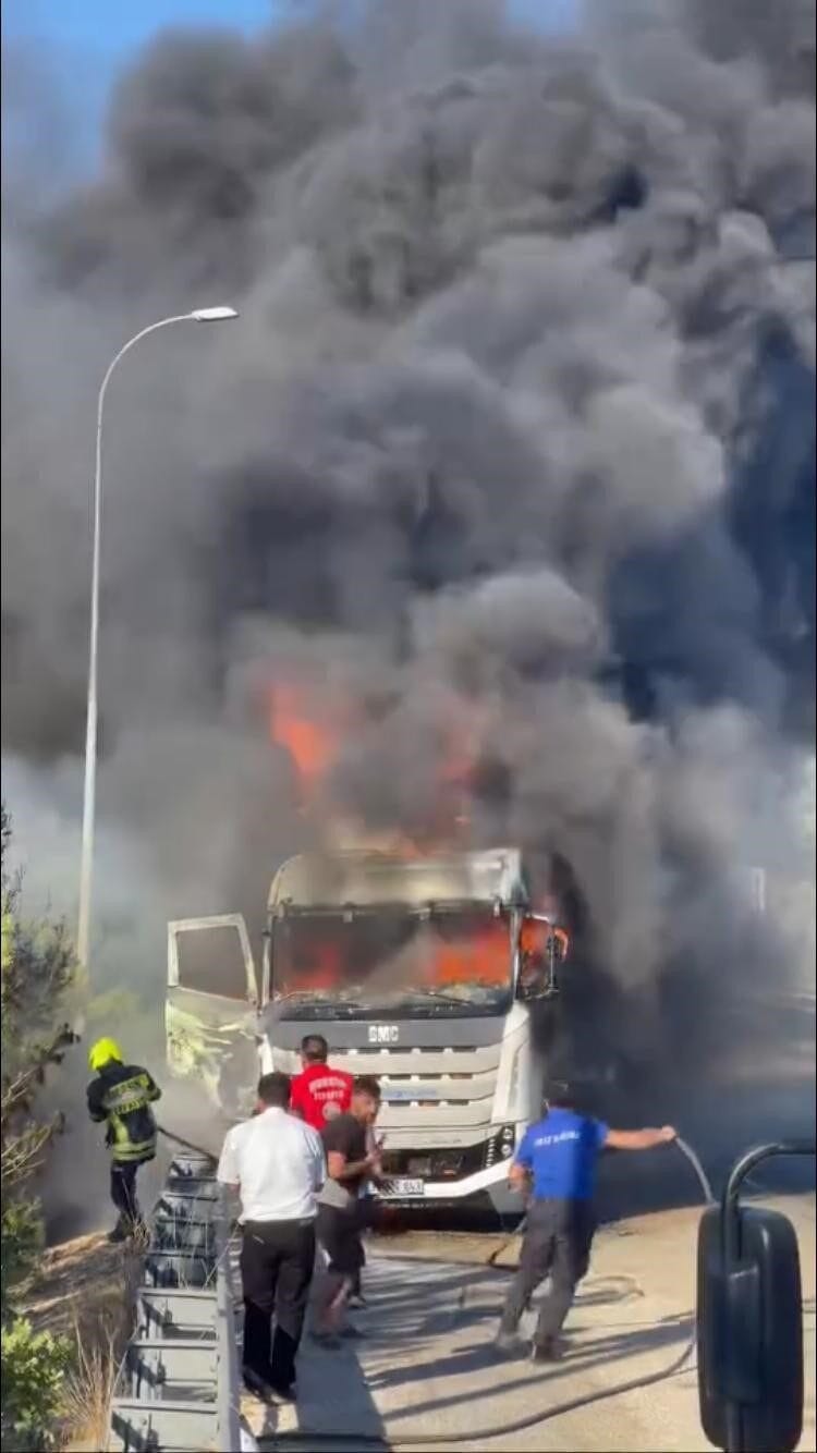 Mersin’de seyir helindeki tırda yangın çıktı, alevlere itfaiye ve orman