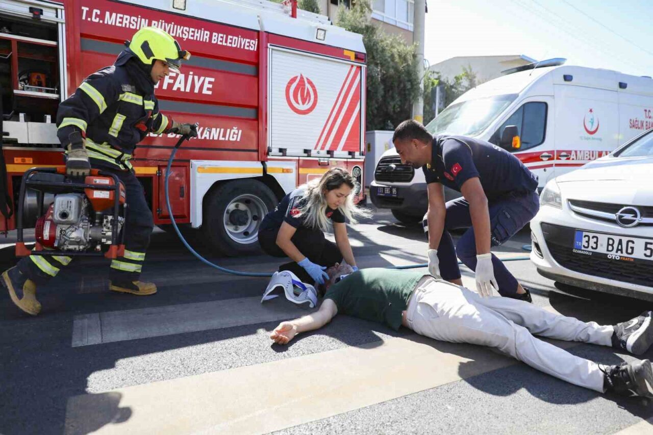 Mersin’de ’Bir Kural, Bir Ömür’ tatbikatı kapsamında düzenlenen trafik tatbikatı