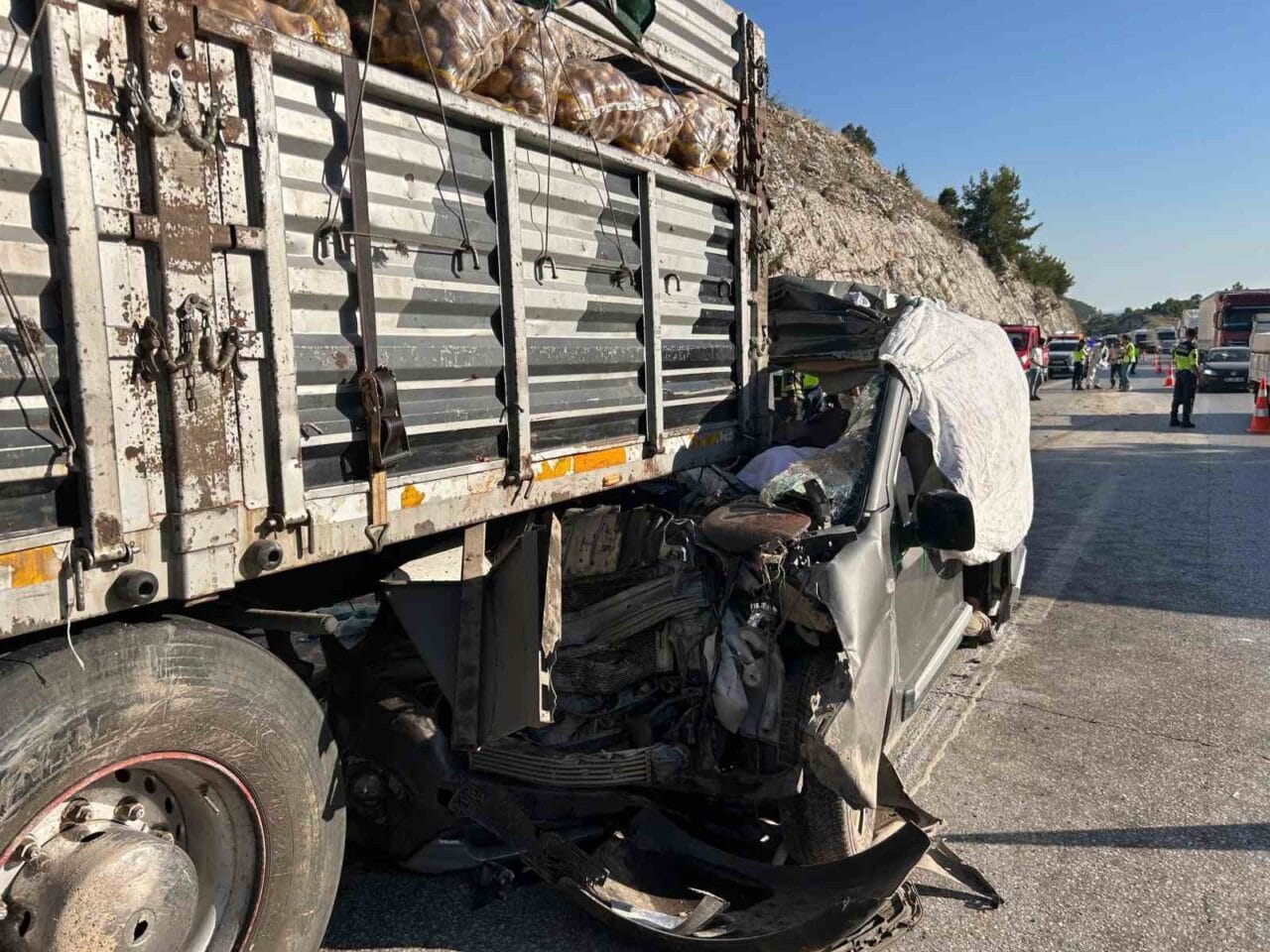 Mersin’in Tarsus ilçesi sınrılarında hafif ticari aracın tıra arkadan çarpması