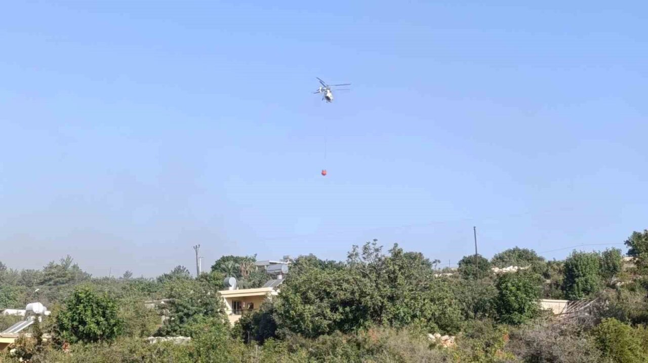 Mersin’in Silifke ilçesinde çıkan orman yangınına 2 uçak, 3 helikopter