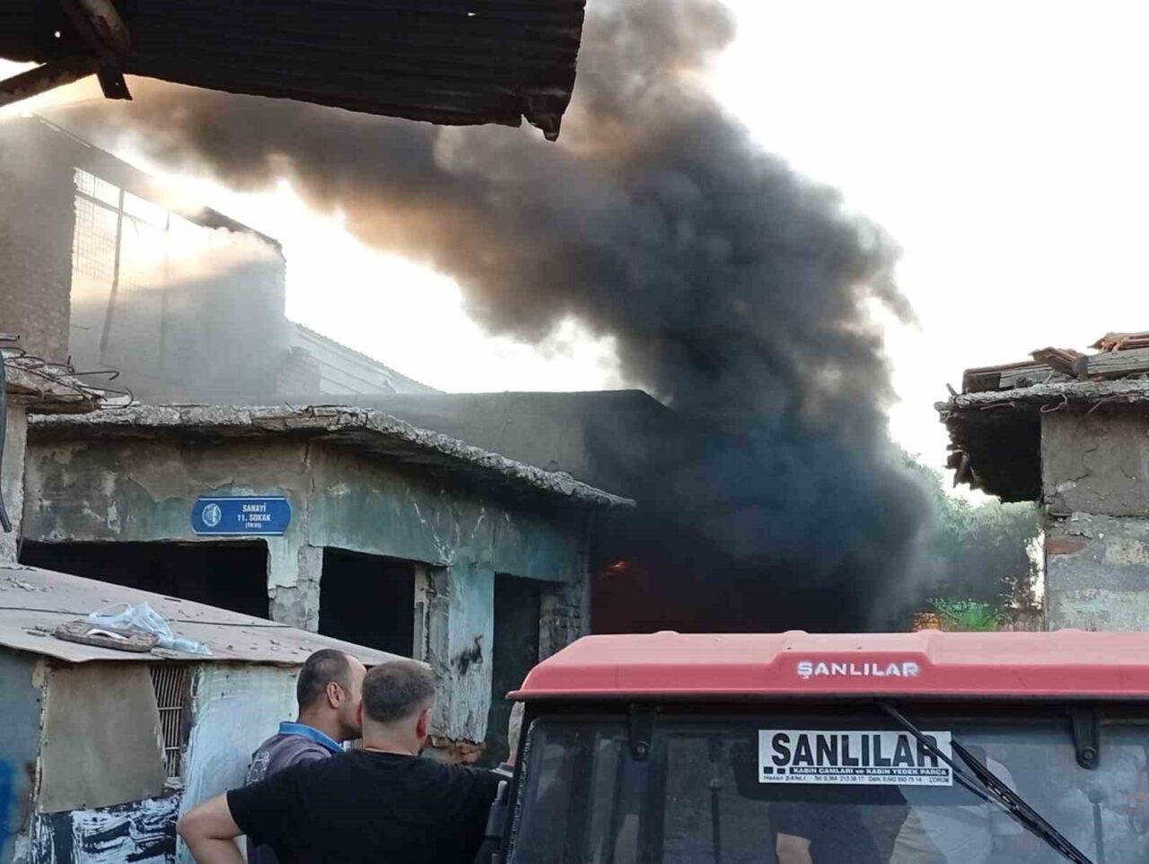 Çorum’da metruk bir iş yerindeki atık malzemelerin tutuşması sebebiyle çıkan