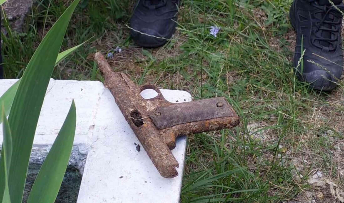 Samsun’da mezarlık yapımı sırasında toprağa gömülü tabanca ele geçirildi. Edinilen