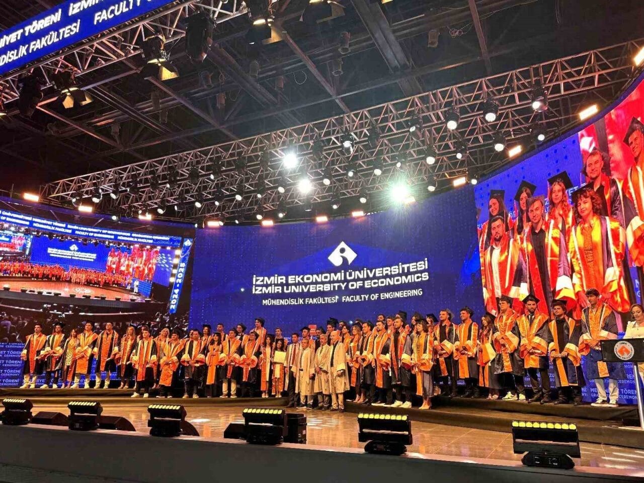 İzmir Ekonomi Üniversitesi’nde (İEÜ) eğitimlerini başarıyla tamamlayarak diplomalarını almaya hak