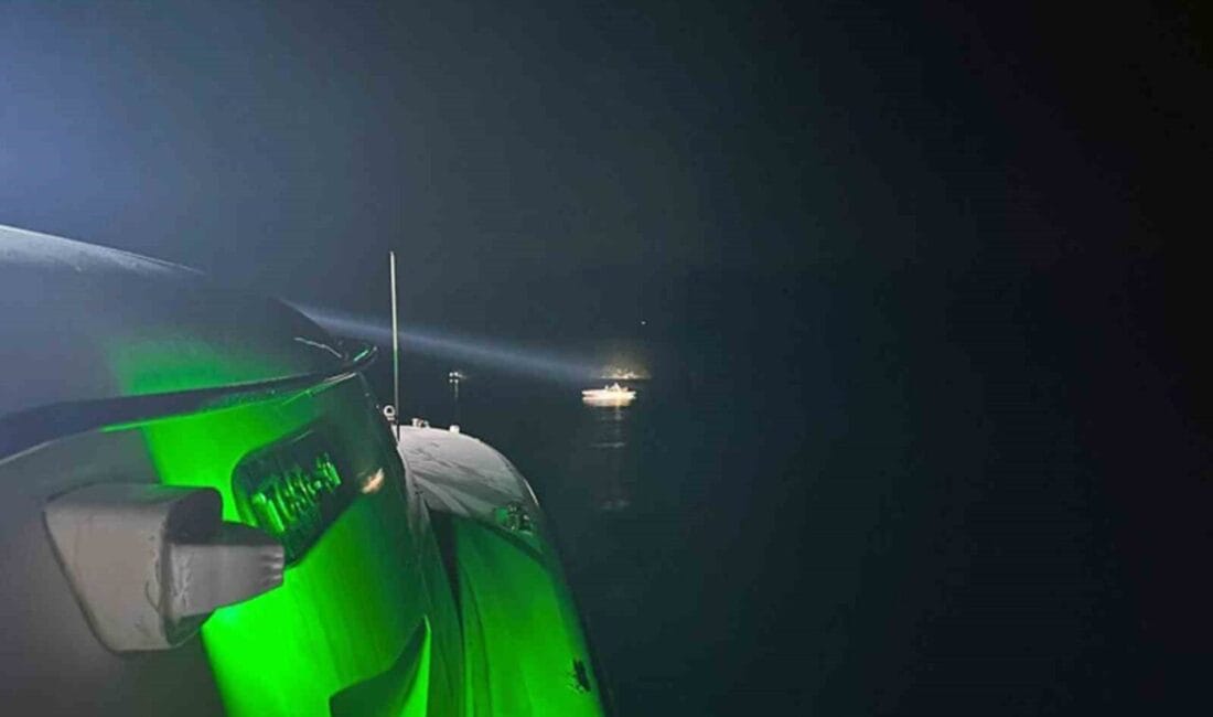 Muğla’nın Milas ilçesi açıklarında seyreden ve içinde düzensiz göçmenlerin bulunduğu