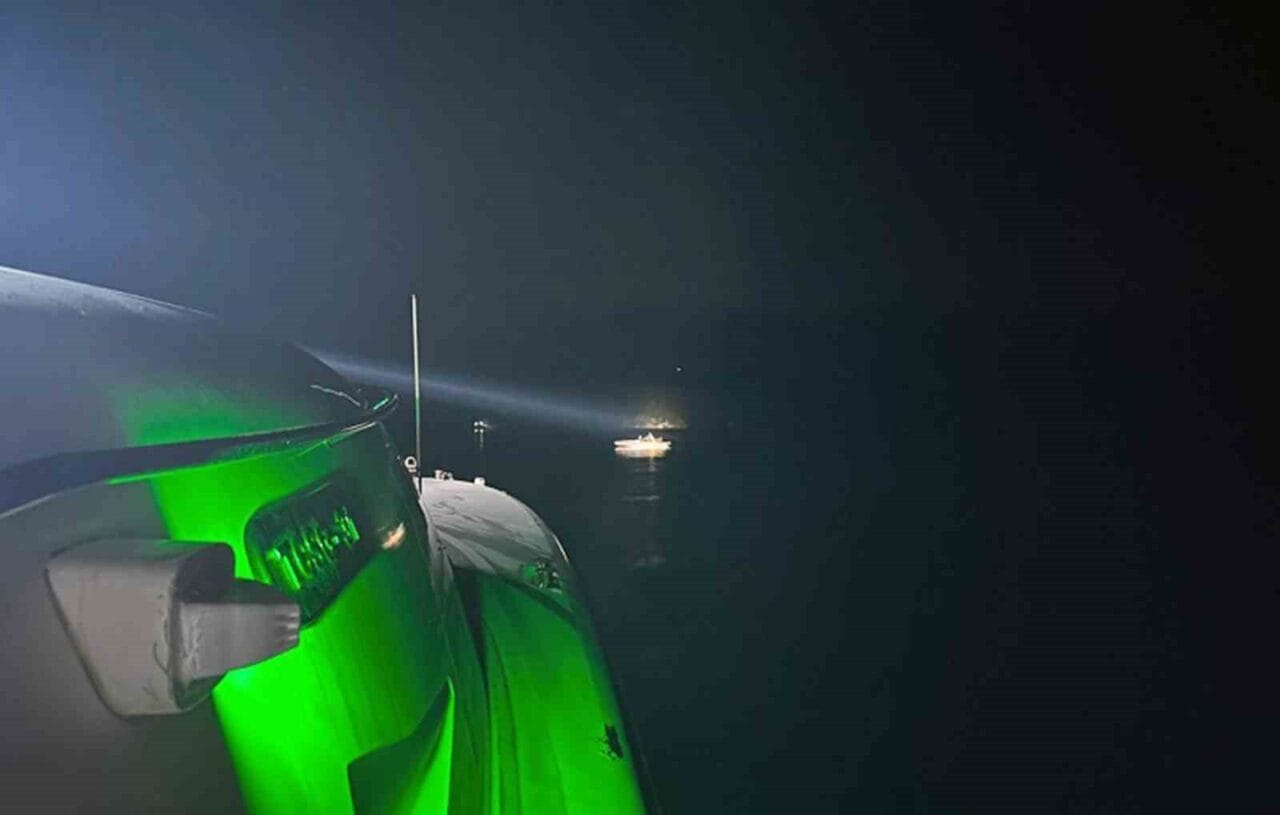 Muğla’nın Milas ilçesi açıklarında seyreden ve içinde düzensiz göçmenlerin bulunduğu