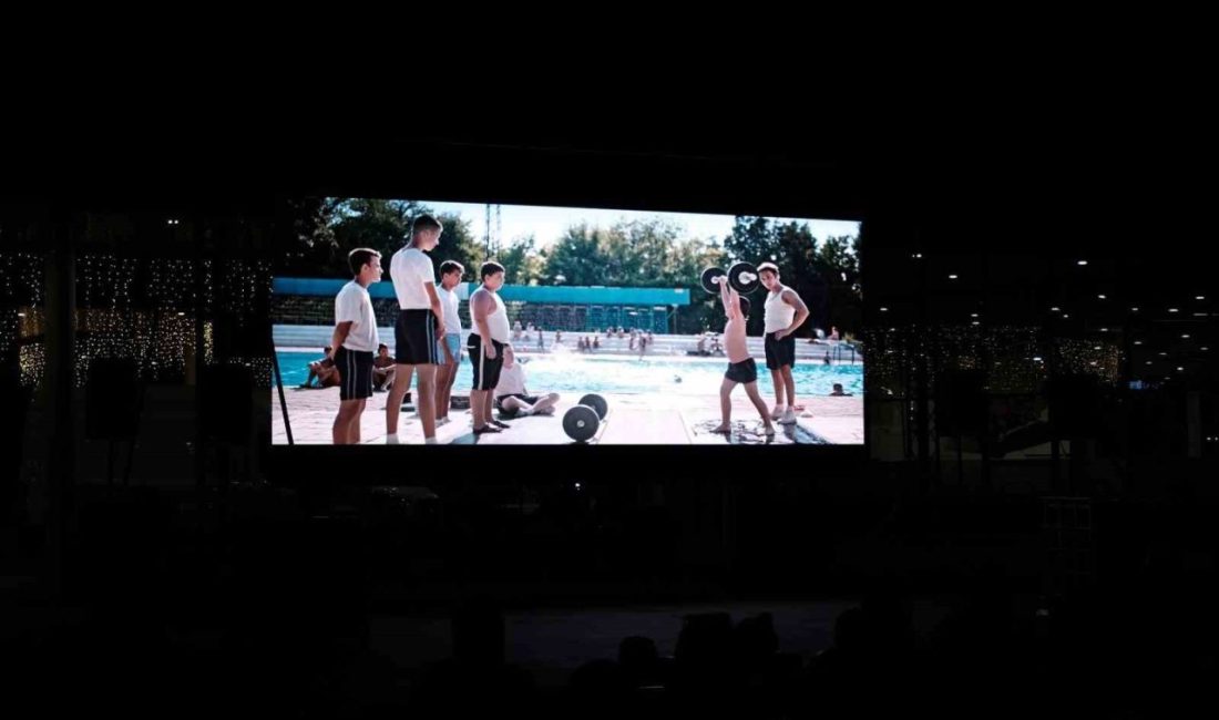 İzmit Milli İrade Meydanı’nda düzenlenen açık hava sineması “Cep Herkülü: