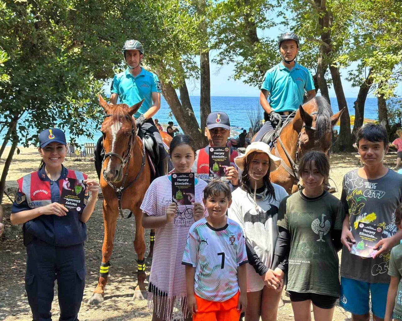 Aydın’ın Kuşadası ilçesinde bulunan Milli Park’ta çalışmalarına devam eden jandarma
