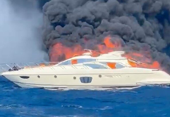 Muğla’nın Bodrum ilçesi Türkbükü açıklarında demirli lüks yat, çıkan yangında