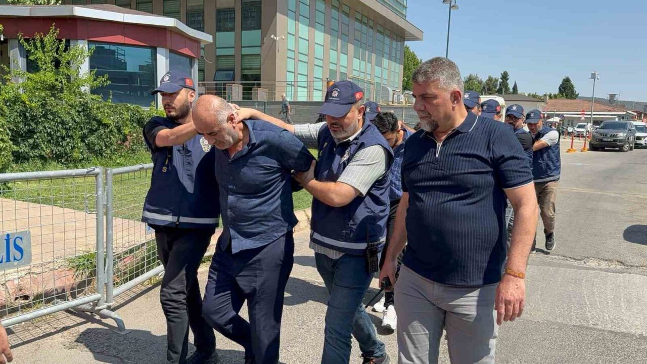 Gaziantep’in Şehitkamil ilçesinde bir markete ait 3 milyon TL’nin silah