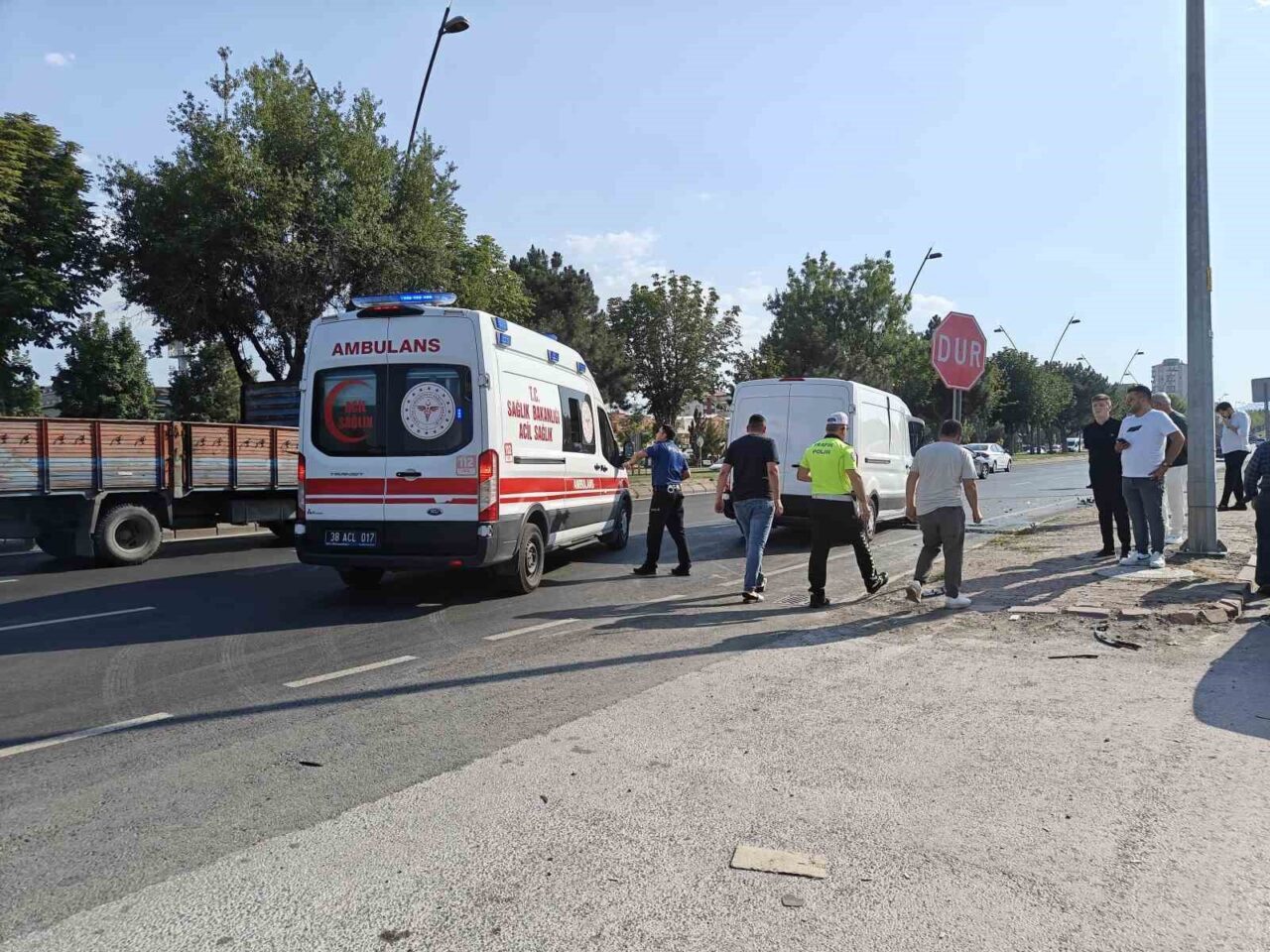 Kayseri’nin Kocasinan ilçesinde minibüsün kamyona arkadan çarpması sonucu meydana gelen